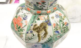 Vase from China's Kangxi period (1662 –1722) with a tiger