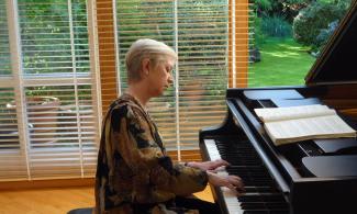 Susan Tomes playing piano