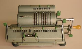 Calculating machine with dials to show numbers 